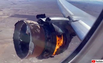 飛行機の窓からとんでもないものが見えた！エンジンが炎上し破片が住宅地に落下するというトラブル