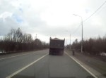危ない！　大型トラックのタイヤが外れ、転がった先にはベビーカーが…