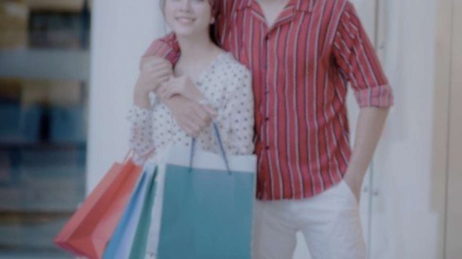 カップルのおかげで（画像はphotoAC）