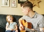 可愛すぎるよ！　４歳の女の子が『トイ・ストーリー』の主題歌をパパとデュエット