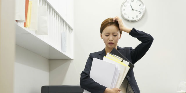 残業の女性