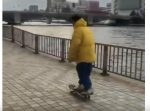 絶望で立ち上がれない…！　川沿いでスケボーをしていた男性が…？