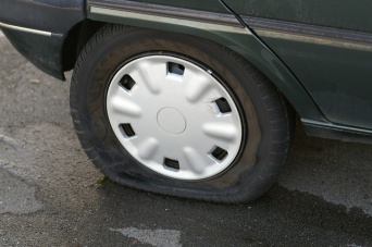 ふつうはパンクする（画像はイメージ。kanonnさん撮影、flickrより）