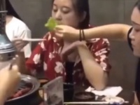阿吽の呼吸とはまさにこのこと！焼き肉を食べる女子の友情が生んだ絶妙なタイミングの神アシスト