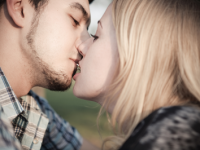 ウッソ、そうなの!?　男性は彼女からせがまれたら、街中でもキス「できる」or「できない」？