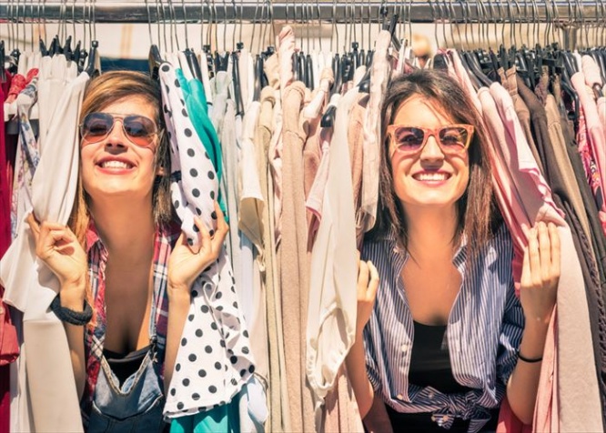 Young beautiful women at the weekly cloth market - Best friends sharing free time having fun and shopping in the old town in a sunny day - Girlfriends enjoying everyday life moments
