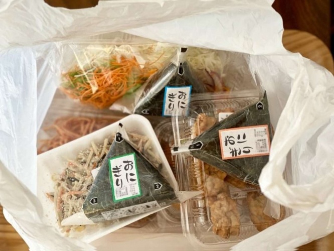 荷物の横には食べ物が......(画像はイメージです)