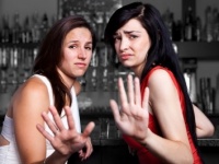 はい、アウトーー!!　職場の飲み会で「セクハラなのでは？」と思ったこと4つ！