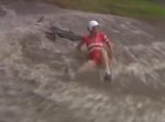 コースが池のようだ…！　大雨の中開催された自転車レースが大変そう…。