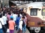 【マジヤバ】インドでは電車に乗るにも命がけだった！