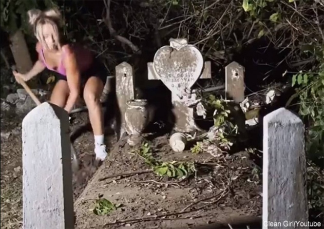 夜の墓地で、長年放置されたお墓を掃除する女性の活動が話題に