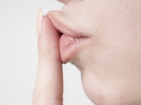 浮気防止のため？　女子が男子にキスマークをつける目的って？