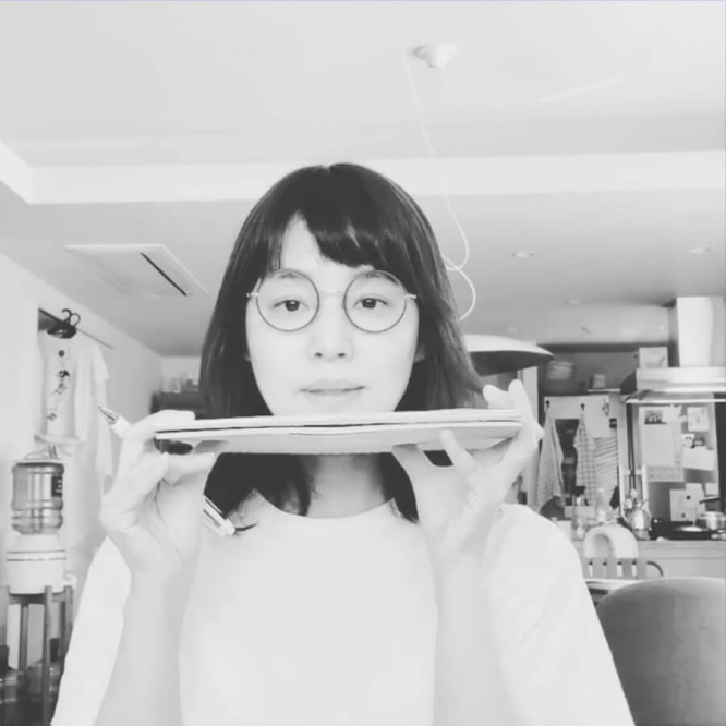 石田ゆり子 Tシャツ丸メガネ姿に大反響 最高にかわいい 1ページ目 デイリーニュースオンライン