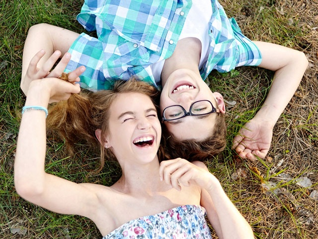 仲良く遊ぶ姉弟