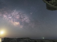 岩に挟まれた天の川を、流星が突き刺して...　偶然撮影された「天体ショー」があまりにも美しい