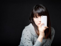 ごめん、見ちゃった！　電車で「女子のスマホ画面」を見てしまった男子の本音4選