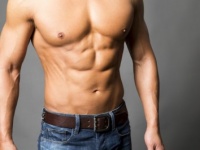 「色白」VS「色黒」、どっちの男性が好き？　女性が選んだ肉体は……