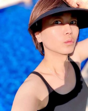 氷川きよし、まさかの水着姿でプールにダイブ！夏を満喫する姿にファン歓喜