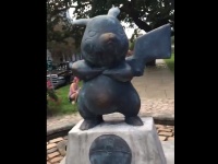 公園内にピカチュウの銅像が出現！？ 現場には 「ポケモニュメント」なるメッセージが