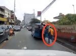 『待ってくれ〜！！』　バスを追いかけて飛び乗った男性が脚を踏み外し…！？