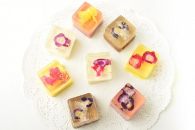 【東京土産】飾っておきたくなるほどきれい♪　エディブルフラワーを閉じ込めた華やかなババロア「ペタル」