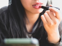 会社でのメイク直しは1回。「ファンデ、リップを直します！」が定番