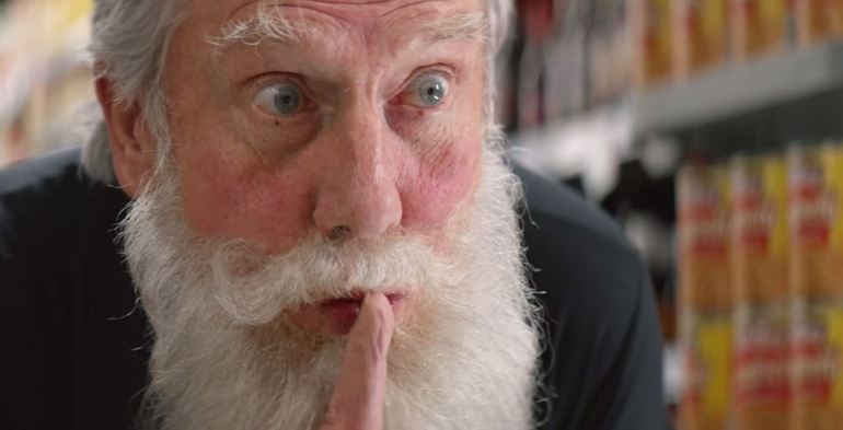 クリスマスシーズン真っ只中、各企業は気合の入ったクリスマスCMをどんどん公開しています。そんな中でも今回はまるで映画のような可愛らしい作品をご紹介します。スーパーの店員のおじいさん、この人もしかして？おじいさんは勿論のこと、何となく気付いてしまう周囲の人たちの反応もなんだか和みます。