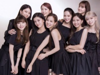 この秋最もクールなNiziU！　Visee新CMで大人顔を披露