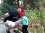 危機一髪！　小さい子どもが落ちる直前に救い出すパパ！