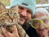 自転車で旅する猫とヒゲメン、いったん故郷のスコットランドへ！愛猫ナラさん突然の体調不良で旅は小休止
