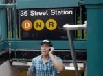 誰が作った！？　ニューヨークの地下鉄の駅の階段で転びそうになる…