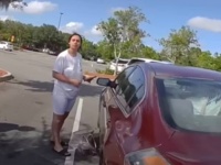 炎天下の車に子供が閉じ込められた！保安官が問答無用で窓を割り無事救出に成功