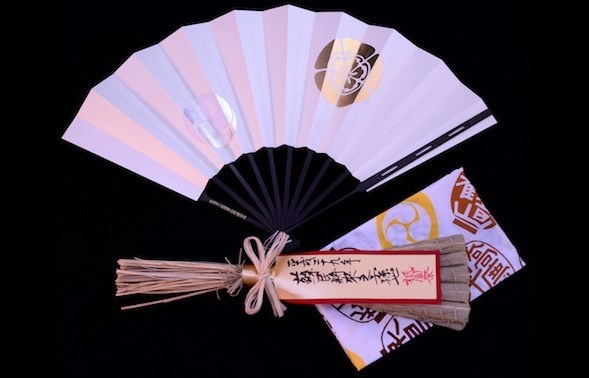 2万円コース記念品、扇子、粽、手拭(クラウドファンディングサイト「Makuake」より)