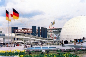 開催当時の万博会場（m-louisさん撮影、Flickrより）