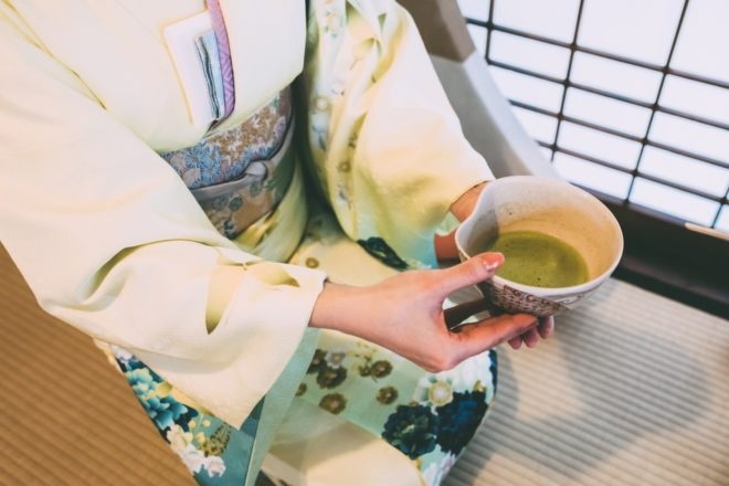 お茶を楽しむ着物の女性
