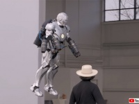 大人が遊びに本気を出した。空を飛べるし弾丸も弾く、アイアンマンのパワードスーツをガチで制作