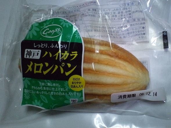 関西地域でのメロンパン、白餡入り(Nnnさん撮影、Wikimedia Commonsより)