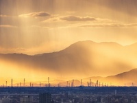 神様が降臨しそう...　異世界感がヤバすぎる「黄金の夕焼け」に見惚れちゃう