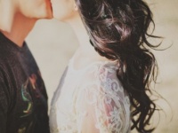 一瞬で興奮スイッチオン？　男子がやりたいのは「やさしいキス」or「濃厚キス」？