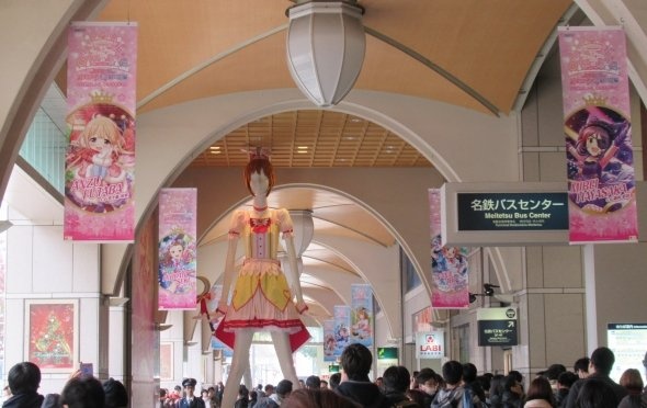 ナナちゃんの周囲のタペストリーはすべて、ナゴヤドームでのライブに担当声優が出演予定のキャラクターのもの。写真の反対側にも数十メートルにわたってずらりと並んでいる