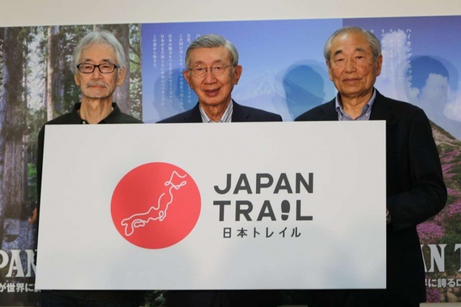 左から、日本ロングトレイル協会・中村達代表理事、安藤氏、節田重節会長