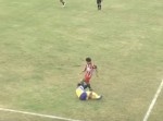【閲覧注意】試合中に起こった悲劇。サッカー選手の顔面に何度も…