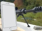 「iPhone7」を“対戦車ライフル”で撃ってみたらこうなった
