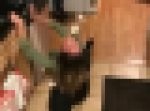 【悪ノリ注意】とんでもないポーズで瓶ビールを飲む女子大生！