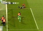 【トルコ】サッカーの試合で観客にボコられるレフリー…