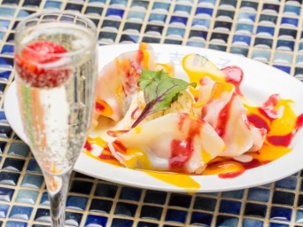 「いちご大福餃子」と「いちごスパークリングワイン」