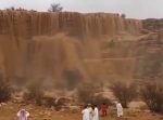 サウジアラビアで起こった自然現象“砂の滝”が美しい！まるで映画のCGみたい