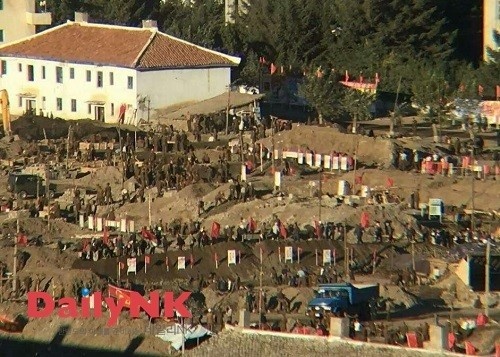 デイリーNK内部情報筋が撮影した咸鏡北道穏城郡の住宅建設現場。多くの人員が投入されているが、資材や機材がほとんどないことがわかる。（画像：デイリーNK）