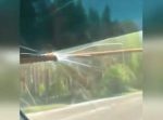 恐ろしすぎる…！　鉄棒が車のフロントガラスを破って突き刺さり顔のすぐ横に。