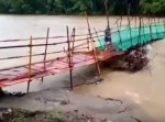 水没しかけの橋の上に女性が１人残ってる！　彼女の運命は果たして…